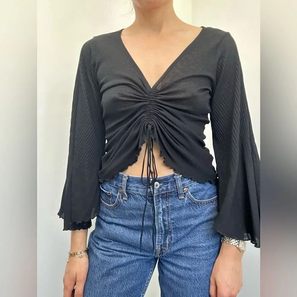 Black Vintage 90’s/Y2K Long Wide Sleeve Ruffle Cropped Ruched Blouse Size M